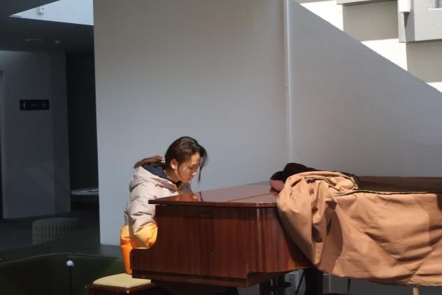 人站在桌子上AI 生成的内容可能不正确。